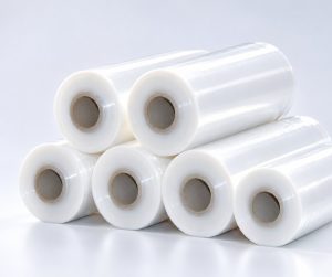 Átlátszó stretchfólia tekercsek egymásra rakva